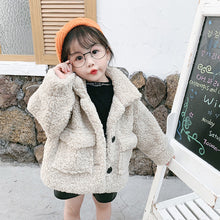 Cargar imagen en el visor de la galería, Girl with cotton wool and lamb wool coat