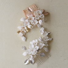 Cargar imagen en el visor de la galería, Porcelain Hair Comb Earring Set White Flowers