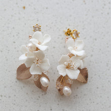 Cargar imagen en el visor de la galería, Porcelain Hair Comb Earring Set White Flowers