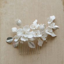 Cargar imagen en el visor de la galería, Porcelain Hair Comb Earring Set White Flowers