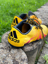 Cargar imagen en el visor de la galería, Second Hand  Football Sneaker adidas yellow and red lines