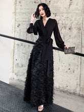 Laden Sie das Bild in den Galerie-Viewer, Black V-Neck Evening Dress With High-End Temperament