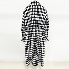 Charger l&#39;image dans la galerie, Black And White Diamond Grid Belt Long Trench Coat