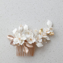 Cargar imagen en el visor de la galería, Porcelain Hair Comb Earring Set White Flowers