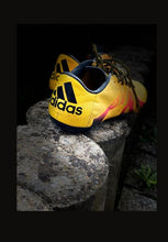 Cargar imagen en el visor de la galería, Second Hand  Football Sneaker adidas yellow and red lines