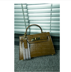 Handbag shoulder slung classic fashion handbag