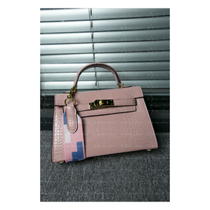 Handbag shoulder slung classic fashion handbag