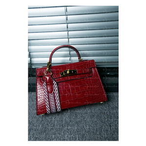 Handbag shoulder slung classic fashion handbag