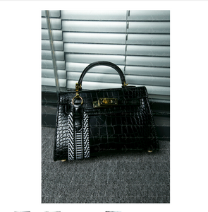 Handbag shoulder slung classic fashion handbag