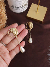 Charger l&#39;image dans la galerie, Golden Metal Portrait Pearl Pendant Stud Earrings - FUCHEETAH