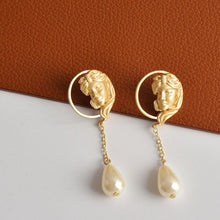 Charger l&#39;image dans la galerie, Golden Metal Portrait Pearl Pendant Stud Earrings - FUCHEETAH