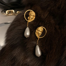 Charger l&#39;image dans la galerie, Golden Metal Portrait Pearl Pendant Stud Earrings - FUCHEETAH